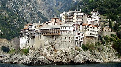 Υπό μερικό έλεγχο η φωτιά στο 'Αγιον 'Ορος