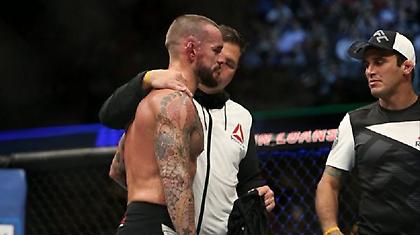 Πρώην σταρ του WWE τα βρήκε σκούρα στο UFC (video)