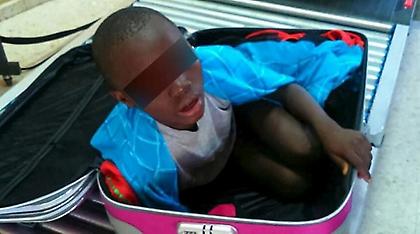 Βουλευτής μετέφερε με βαλίτσα ορφανό από την Αφρική στην Γερμανία