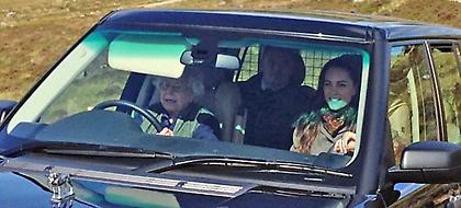 Η βασίλισσα Ελισάβετ έπιασε το τιμόνι -Με συνοδηγό την Κέιτ Μίντλετον (pic)