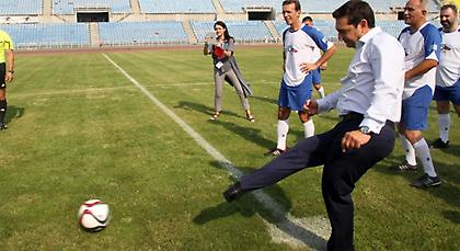 Ο Τσίπρας... παίζει μπάλα - Στο φιλικό ματς παλαιμάχων Ελλάδας-Ρωσίας (pics)