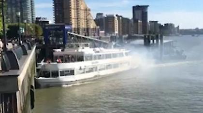 Σκάφος με 150 επιβάτες έπιασε φωτιά και έπεσε σε προβλήτα του Τάμεση (video)