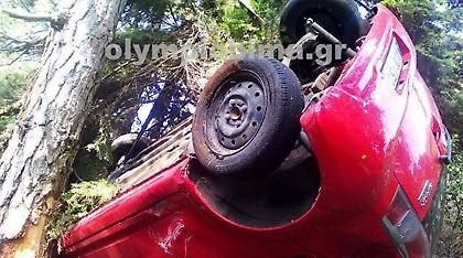 Αυτοκίνητο έπεσε σε χαράδρα στον Όλυμπο και «καρφώθηκε» σε δέντρο (pics)