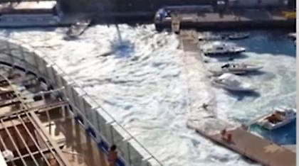 Εντυπωσιακό βίντεο με «τσουνάμι» από κρουαζιερόπλοιο να κάνει συντρίμμια αποβάθρα