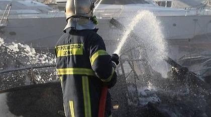 Φωτιά σε χώρο επισκευής σκαφών στη μαρίνα Αλίμου