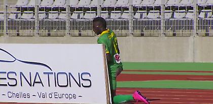 ΕΠΟΣ: Παίκτης έκανε την ανάγκη του πίσω από τη διαφημιστική πινακίδα (video)