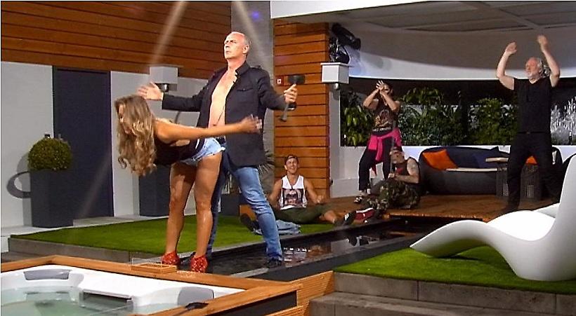 Ο Μάριο Μπάσλερ χουφτώνει «συμπαίκτρια» σε reality (pics)