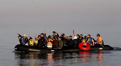 Στο Καρλόβασι οδηγήθηκε ξύλινο ιστιοφόρο με 49 μετανάστες