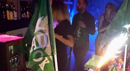 Καθιερώνεται βραδιά… ΠΑΣΟΚ σε νυκτερινό μαγαζί! (video)