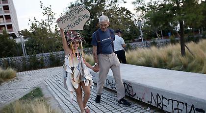 Ο Μπουτάρης σε ρόλο μοντέλου, στην πασαρέλα -Σε μία διαφορετική επίδειξη (pics/video)