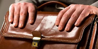 Βρήκε και παρέδωσε τσάντα με 3.450 σε μετρητά