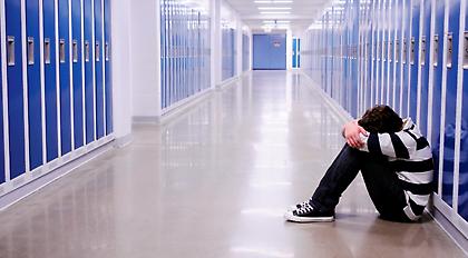 Νταήδες πέταξαν τα βιβλία του κουφού συμμαθητή τους στην τουαλέτα του σχολείου (video)