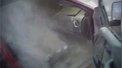 Βίντεο: Αστυνομικοί απεγκλωβίζουν οδηγό από φλεγόμενο φορτηγό