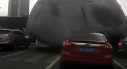 Γιγαντιαίο... φεγγάρι προκάλεσε χάος σε δρόμο της Κίνας! (video)