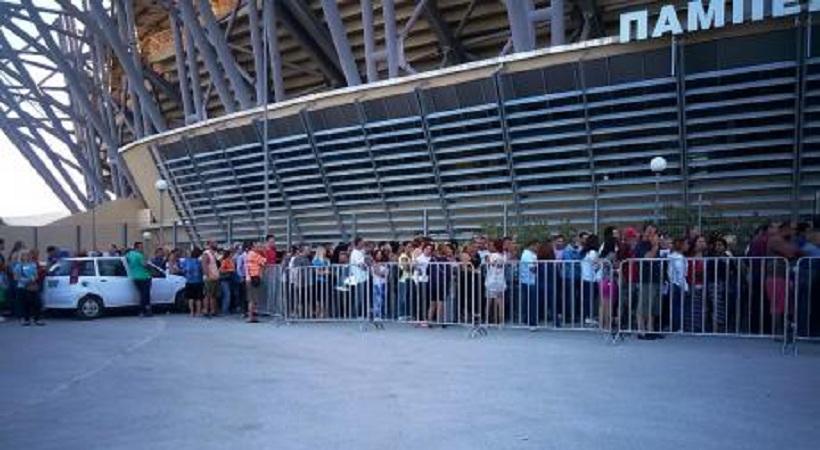 Πάτρα: Ατελείωτες ουρές από τα χαράματα για μια σακούλα δωρεάν τρόφιμα