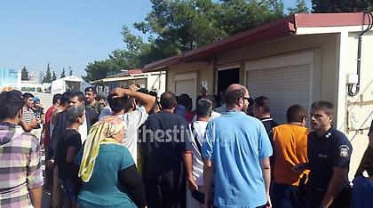 Διαβατά: Ενταση στο hot spot με μέλη του ΕΛΚ - Πρόσφυγες απέκλεισαν την είσοδο