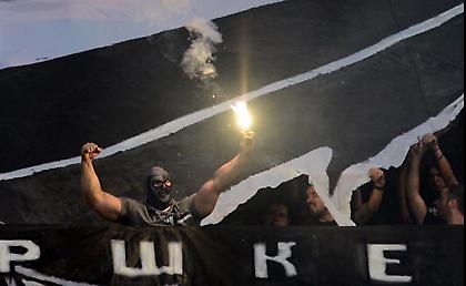 Έκαψαν πανό του ΠΑΟΚ στο σερβικό ντέρμπι - Πανό του Ολυμπιακού στην κερκίδα του Ερ.Αστέρα (pics/vid)