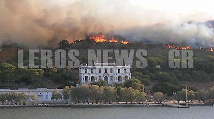 Κατασβέστηκε η πυρκαγιά στη Λέρο - Αναταραχή στο hot spot