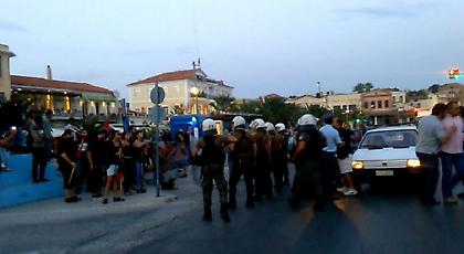Επεισόδια μετά την υποστολή της σημαίας στο λιμάνι της Μυτιλήνης