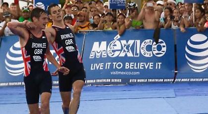 Άφησε τον αγώνα και πήγε σηκωτό τον αδερφό του στον τερματισμό (video)