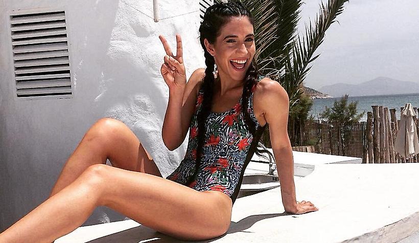 Η τηλεοπτική «Μελίνα» ποζάρει στο κρεβάτι (pics)