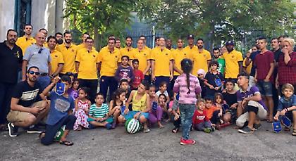 Η Μπαρτσελόνα επισκέφτηκε πρόσφυγες στην Αθήνα (pics)