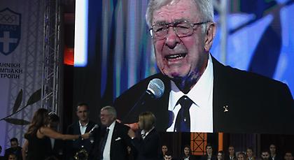 Σε λυγμούς ξέσπασε ο τέως βασιλιάς Κωνσταντίνος στην τιμητική εκδήλωση για τους Ολυμπιονίκες (video)