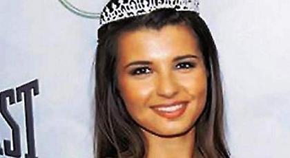 Η 27χρονη που είχε εξαφανιστεί από τη Νέα Σμύρνη παίζει σε γνωστό βίντεο κλιπ (pics)