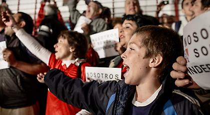 Η φωτογραφία της χρονιάς: Πιτσιρίκι σκαρφαλωμένο πάνω στα κάγκελα στην εξέδρα των φανατικών!