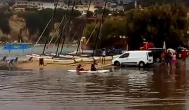 Τουρίστες κάνουν κανό σε πλημμυρισμένο δρόμο στα Χανιά! (video)
