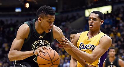 Ο Αντετοκούνμπο με το στιλό στο χέρι! (pic)