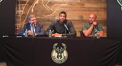 Αντετοκούνμπο: «Δεν με πιέζει το συμβόλαιο. Βάζω πίεση στον εαυτό μου»