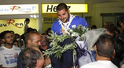 Υποδοχή ήρωα στον χρυσό Παραολυμπιονίκη Στεφανουδάκη στην Κρήτη – Τον σήκωσαν στα χέρια