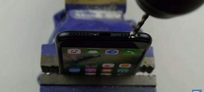 Βρήκαν πατέντα με τρυπάνι για να βάλουν στο «iPhone 7» ακουστικά (video)