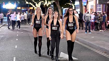 Βρετανία: Ημίγυμνες φοιτήτριες γιορτάζουν την νέα πανεπιστημιακή χρονιά