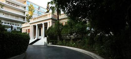 Στριμωγμένη η κυβέρνηση από Καλογρίτσα και Attica Bank