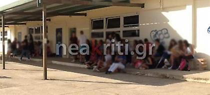 Εικόνες ντροπής: Σε Γυμνάσιο στην Κρήτη κάνουν μαθήματα στο παγκάκι -Δεν έχουν σχολικές αίθουσες