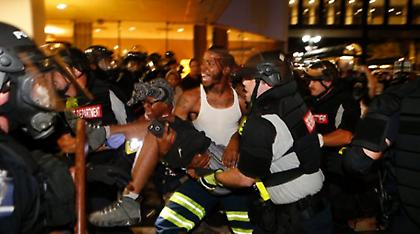 Χάος για δεύτερη μέρα στη Σάρλοτ: Ένας διαδηλωτής τραυματίστηκε σοβαρά από πυροβολισμό