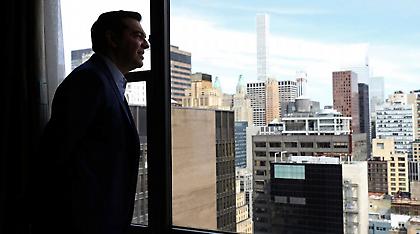 Ο Τσίπρας φωτογραφίζεται για το Reuters και περιγράφει το σχέδιό του για την έξοδο από την κρίση