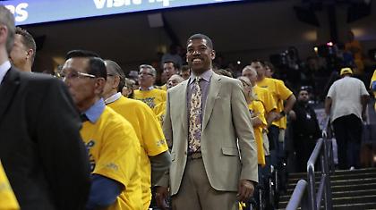 Πλάκωσε διαδηλωτή που του πέταξε πίτα ο Κέβιν Τζόνσον