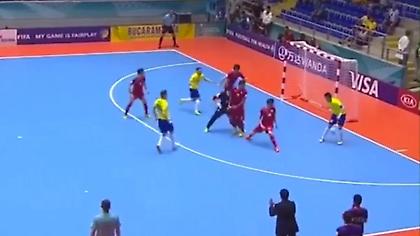 Ο Φαλκάο έστειλε τον τερματοφύλακα για τσάι, με επική κομπίνα (video)