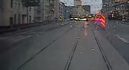 Σοκαριστικό βίντεο: Τραμ παρέσυρε γυναίκα που έπαιζε με το κινητό της