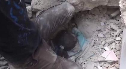 Βίντεο-γροθιά στο στομάχι: Ανέσυραν ζωντανό κοριτσάκι από ερείπια βομβαρδισμού στο Χαλέπι