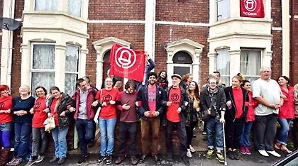 Γείτονες σχηματίζουν ανθρώπινη αλυσίδα για να γλιτώσει από έξωση 7μελής οικογένεια