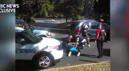 Σοκ: Το βίντεο της δολοφονίας του Αφροαμερικανού στο Σάρλοτ των ΗΠΑ (video)