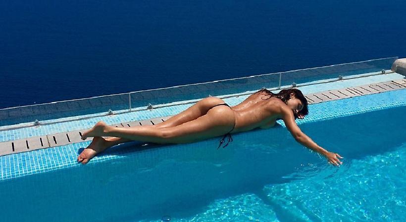 Η Σίλβια Καρούσο τρέλανε τη Σαντορίνη (pics)