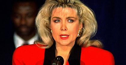 Ο Τράμπ απειλεί την Χίλαρι ότι θα προσκαλέσει στο debate μία πρώην ερωμένη του Μπιλ Κλίντον