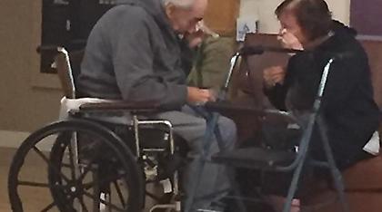 Συγκίνηση: Ζευγάρι ηλικιωμένων συναντιέται μετά από 8 μήνες