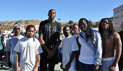 Επίσκεψη των Γουόριορς σε φυλακές (pics)