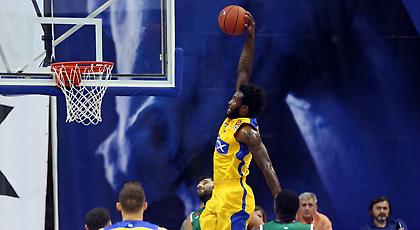 Το τρελό ανάποδο κάρφωμα του Ραντ (video)